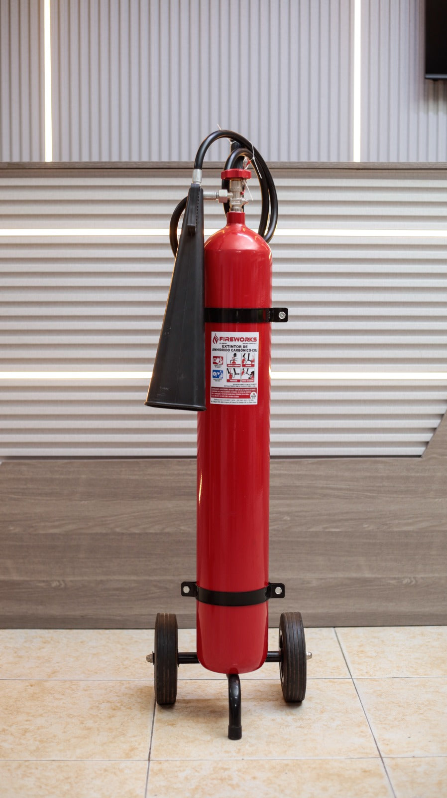 EXTINTOR DE 20LBS (HIERRO )CO2 CON CARRETILLA