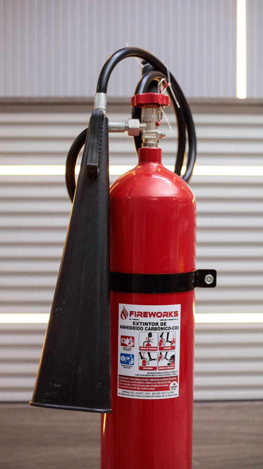 EXTINTOR DE 20LBS (HIERRO )CO2 CON CARRETILLA